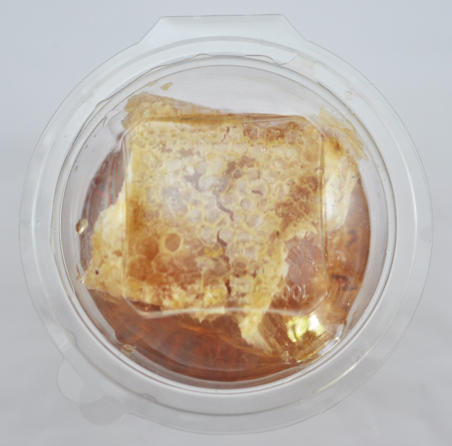 Barquette de cassave au miel avec rayon de cire visible