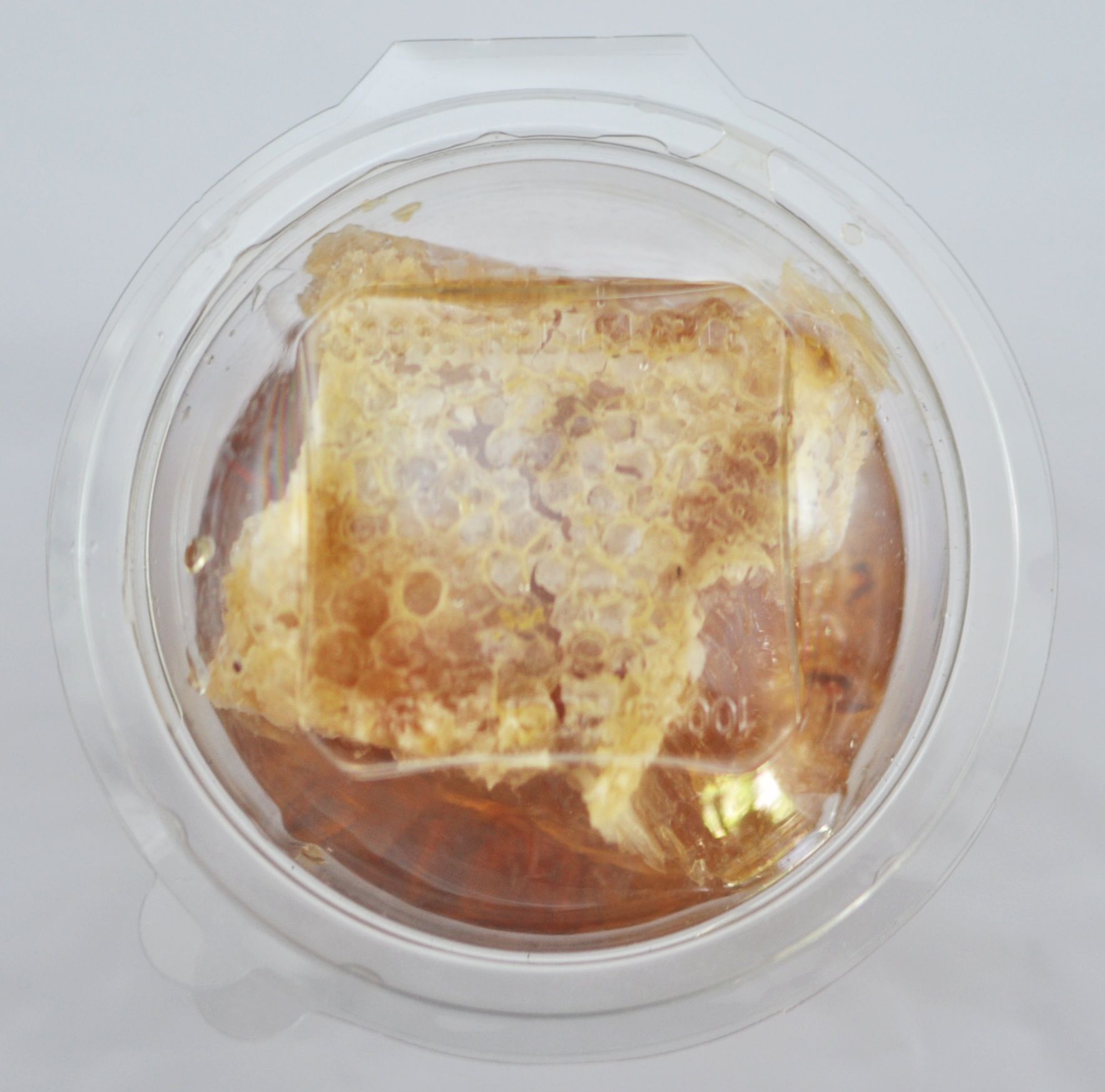 Barquette de cassave au miel avec rayon de cire visible